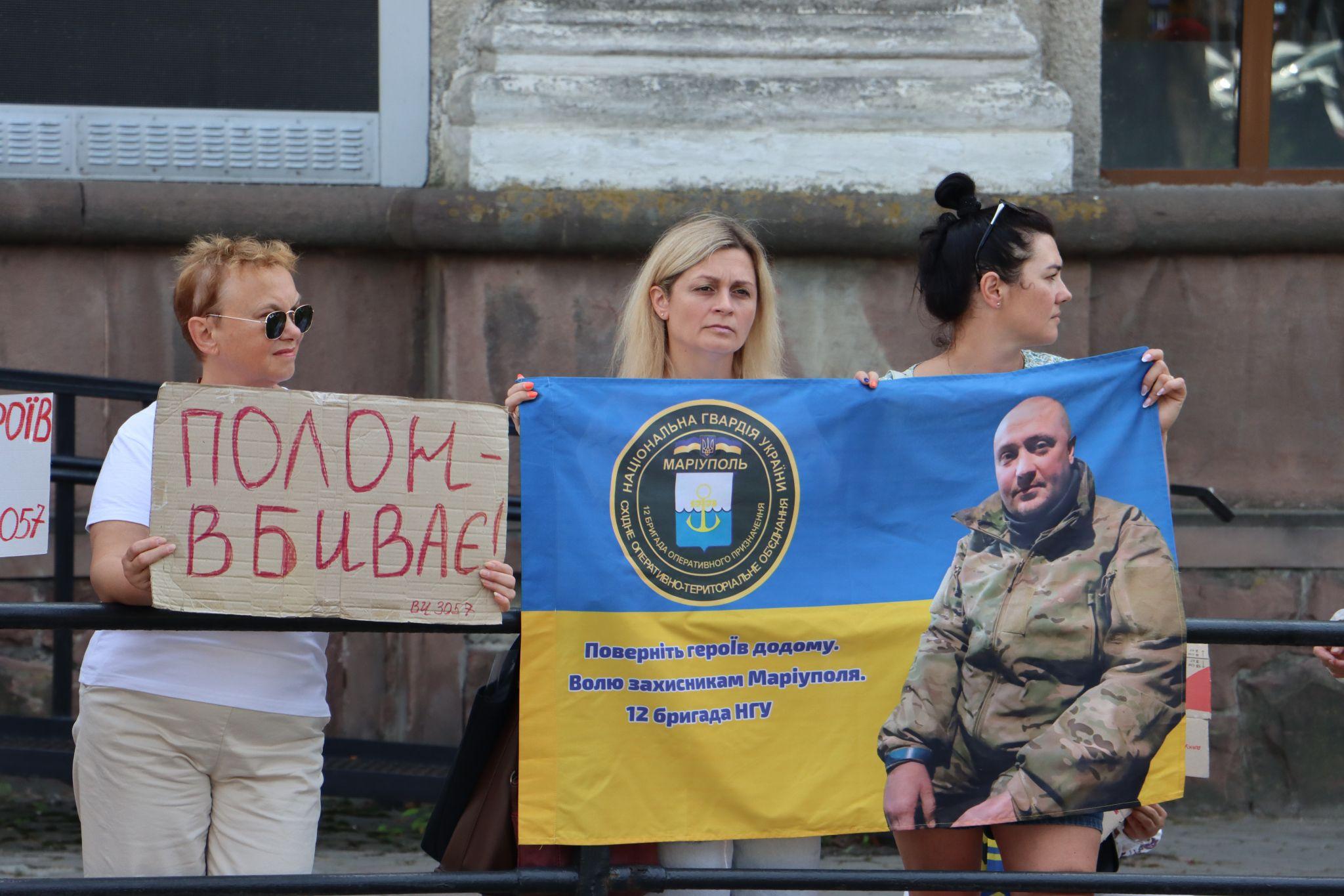 Новини Тернополя - фото з Родини полонених захисників вийшли на мітинг у центрі Тернополя