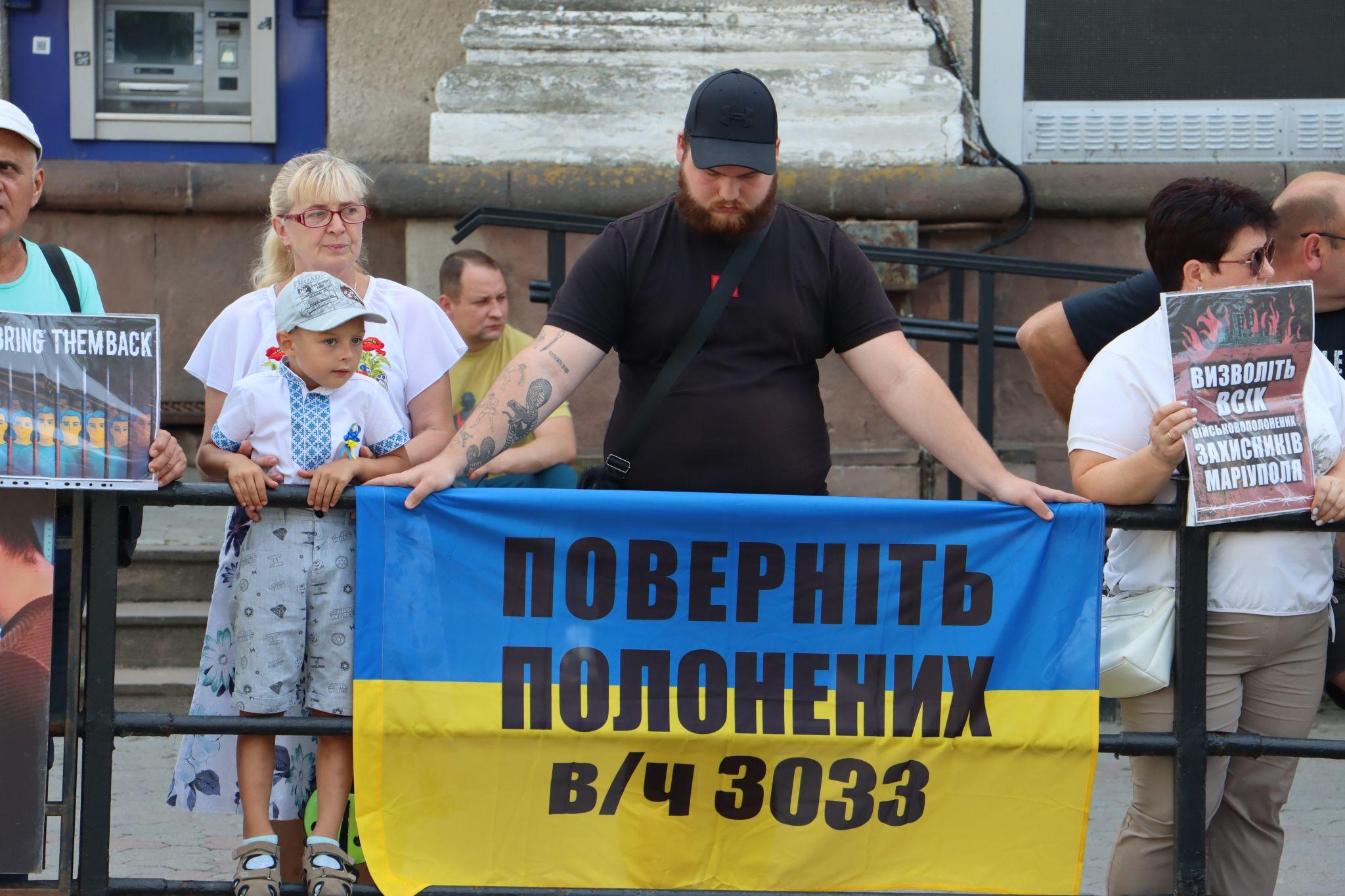Новини Тернополя - фото з Родини полонених захисників вийшли на мітинг у центрі Тернополя