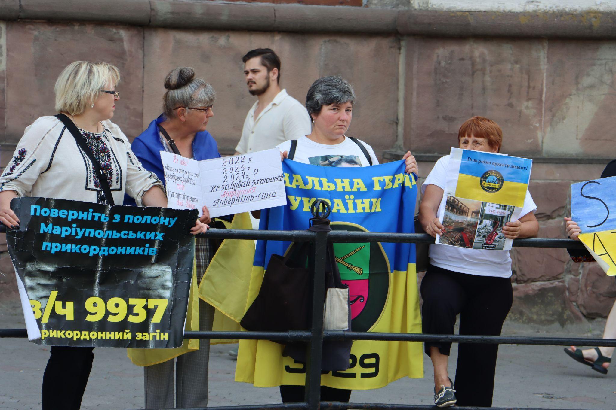 Новини Тернополя - фото з Родини полонених захисників вийшли на мітинг у центрі Тернополя
