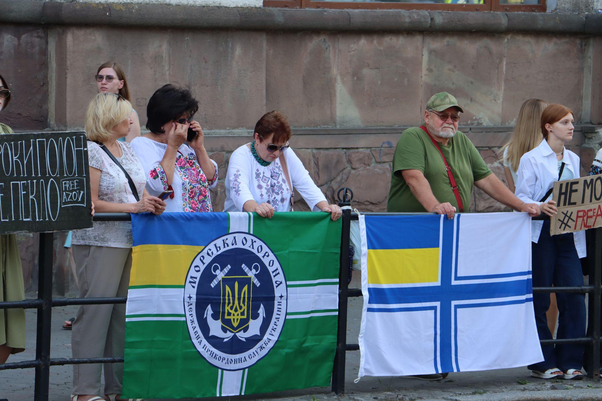 Новини Тернополя - фото з Родини полонених захисників вийшли на мітинг у центрі Тернополя