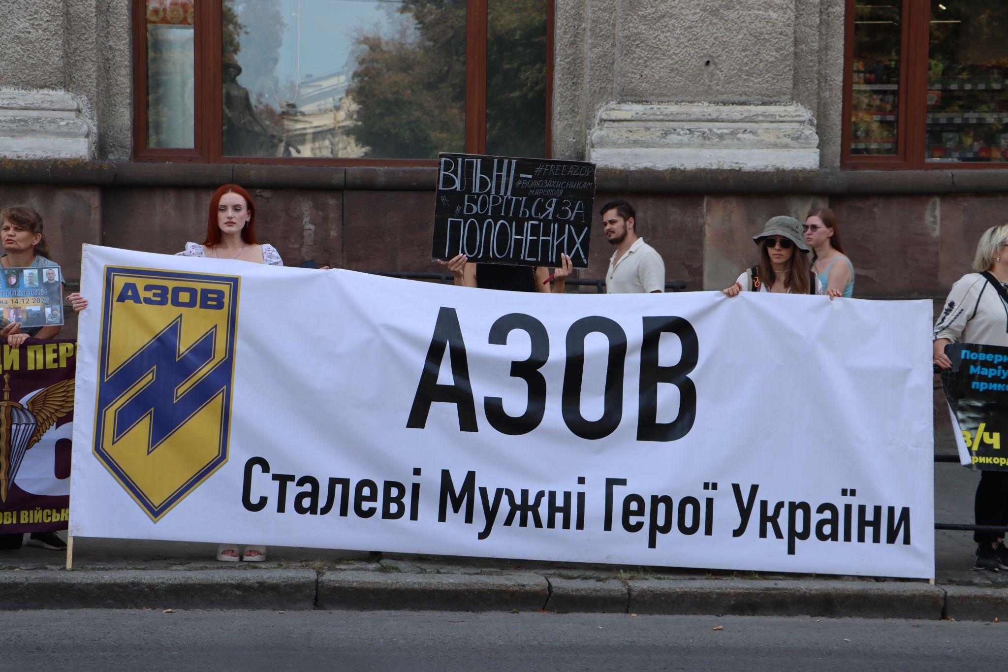 Новини Тернополя - фото з Родини полонених захисників вийшли на мітинг у центрі Тернополя