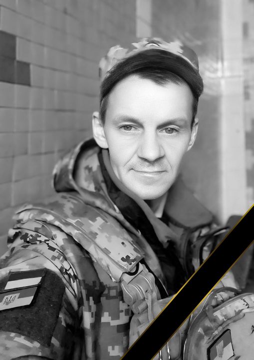 Возможно, это черно-белое изображение (1 человек и текст)