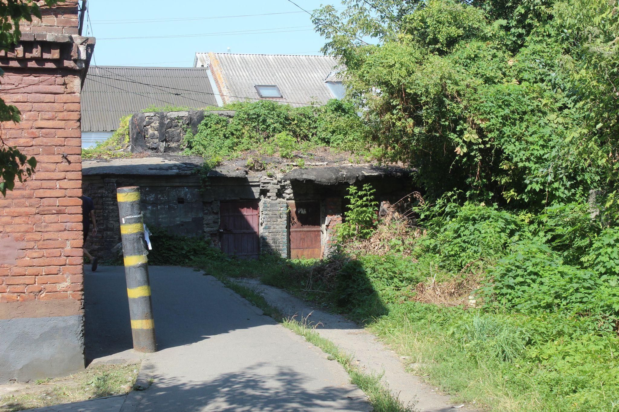 Новини Козятина - фото з Небезпечне перехрестя і труба, яка перевіряє на міцність підборіддя перехожих.