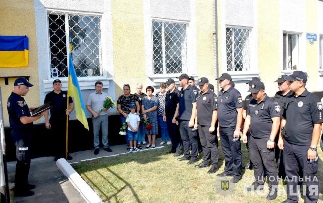 Новини Вінниці - фото з У Тростянці відкрили меморіальну дошку загиблому капітану поліції Борису Дідуру
