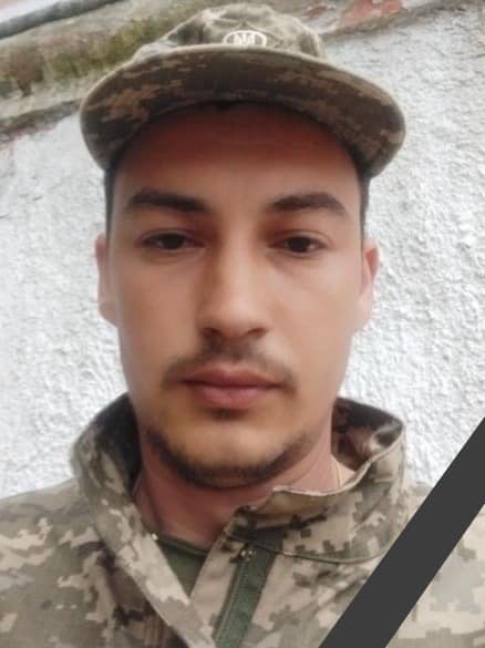 На зображенні може бути: 1 особа, борода, усміхається та капелюх