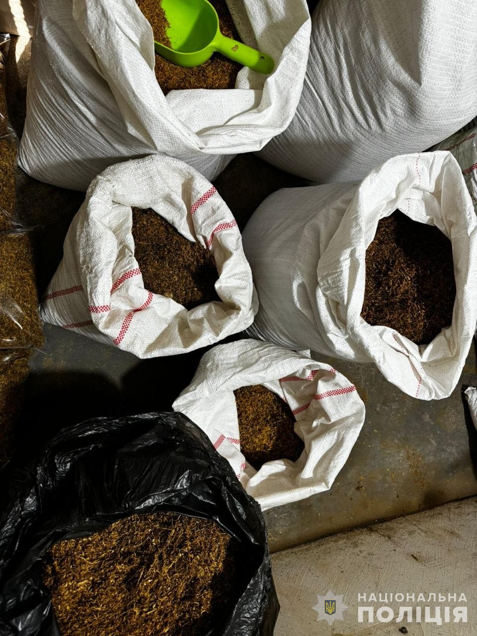 поліцейські задокументували діяльність групи осіб, учасники якої займались виготовленням та реалізацією тютюнової продукції сумнівного походження на території україни