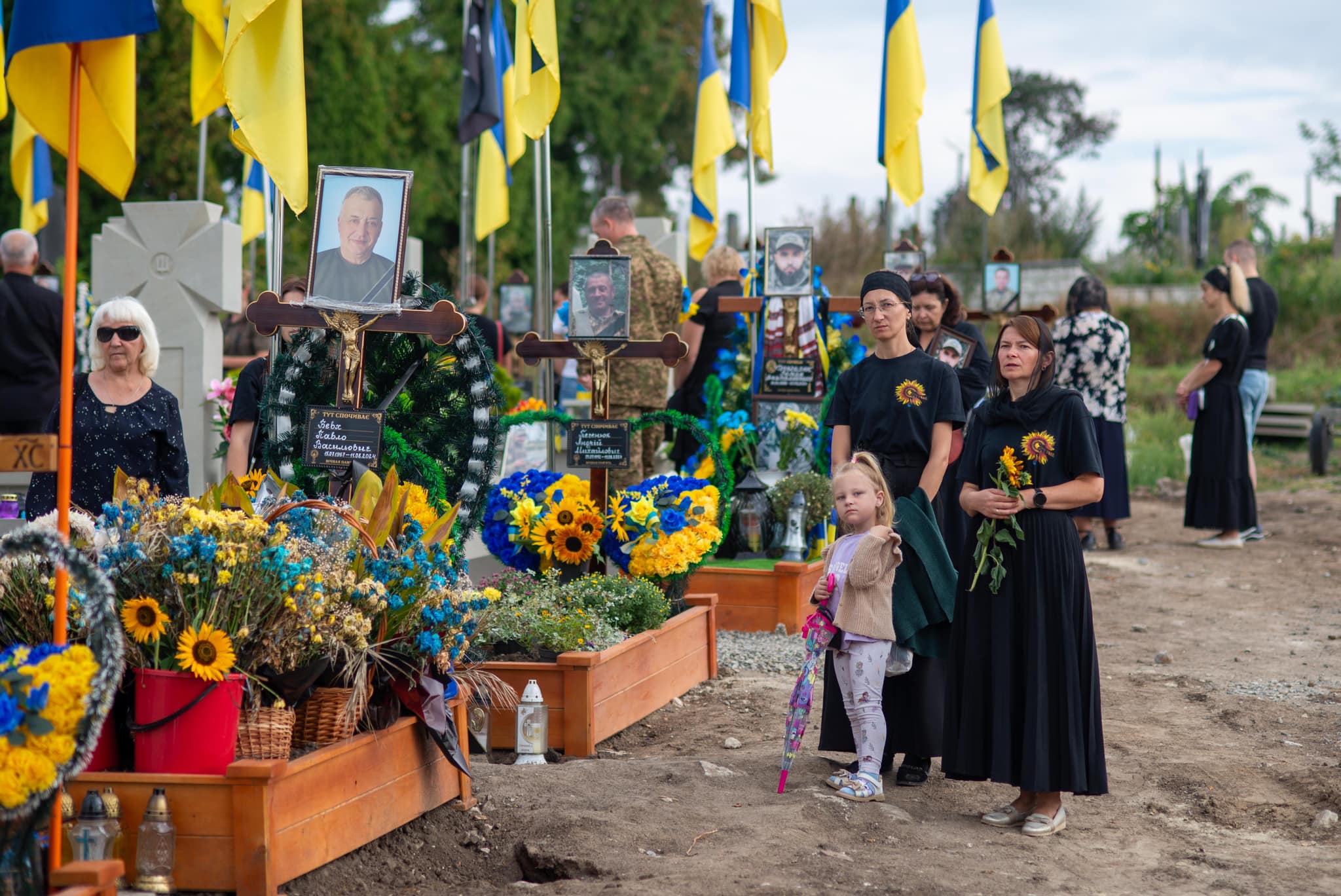 Новини Тернополя - фото з На Микулинецькому кладовищі у День пам'яті захисників України вшанували Героїв