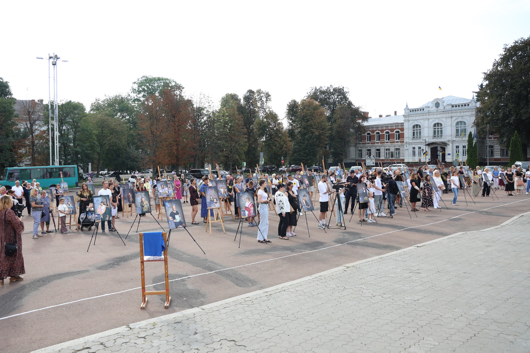Новини Хмельницького - фото з До Дня памʼяті захисників у Хмельницькому презентували фотовиставку та Нову марку