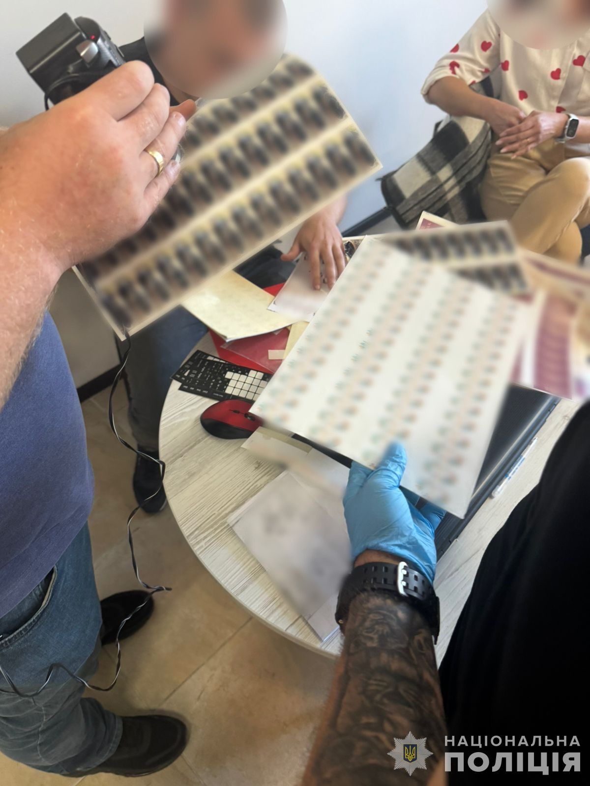 поліцейські задокументували діяльність групи осіб, учасники якої займались виготовленням та реалізацією тютюнової продукції сумнівного походження на території україни