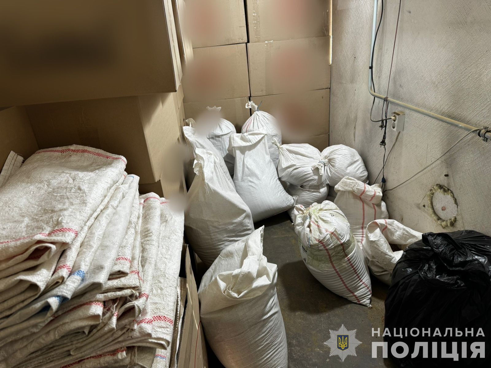 поліцейські задокументували діяльність групи осіб, учасники якої займались виготовленням та реалізацією тютюнової продукції сумнівного походження на території україни