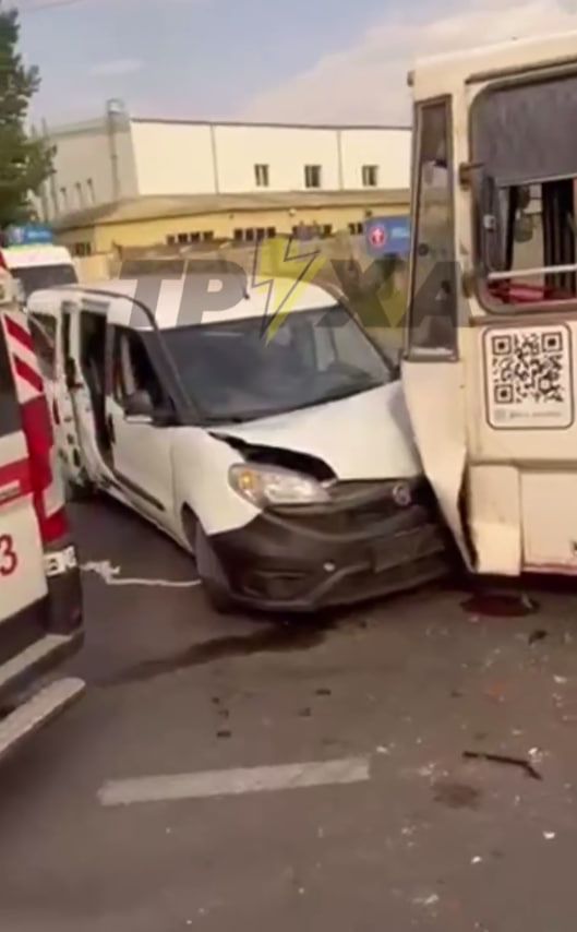Новини Тернополя - фото з Біля Епіцентру сталась аварія: зіштовхнувся автомобіль та тролейбус