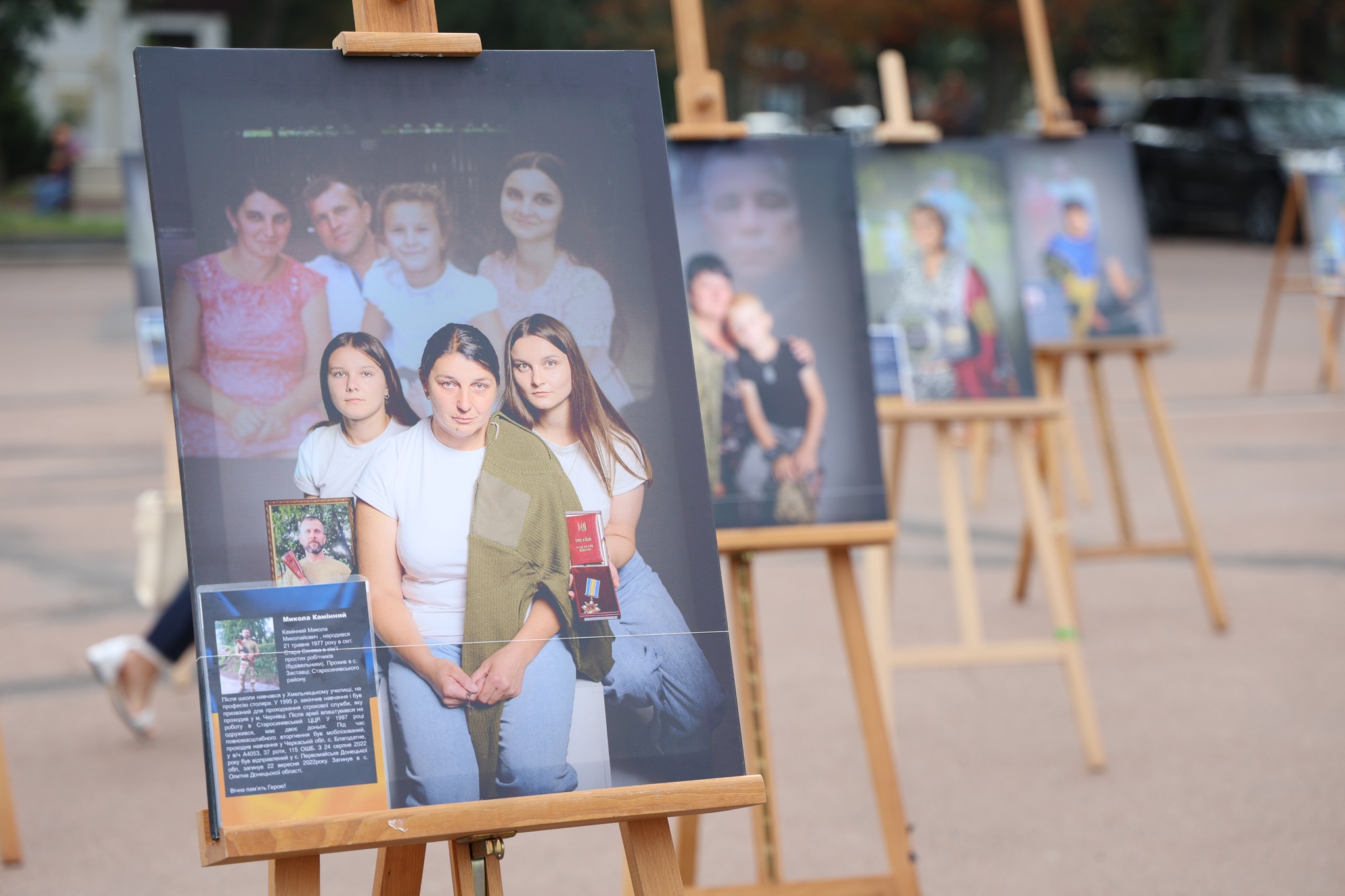 Новини Хмельницького - фото з До Дня памʼяті захисників у Хмельницькому презентували фотовиставку та Нову марку