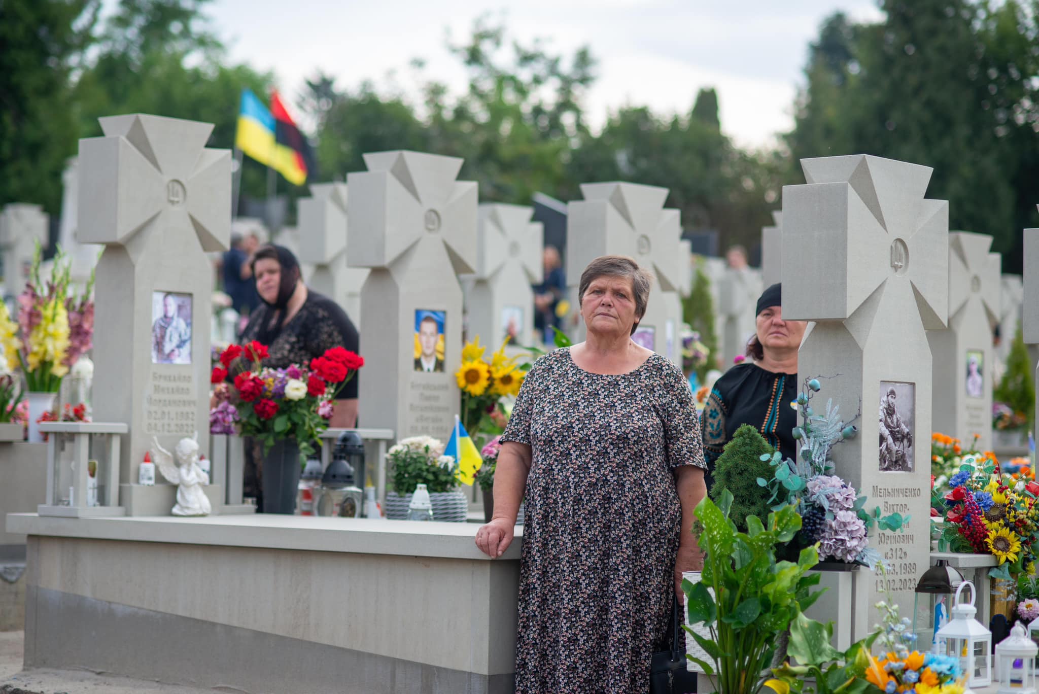 Новини Тернополя - фото з На Микулинецькому кладовищі у День пам'яті захисників України вшанували Героїв
