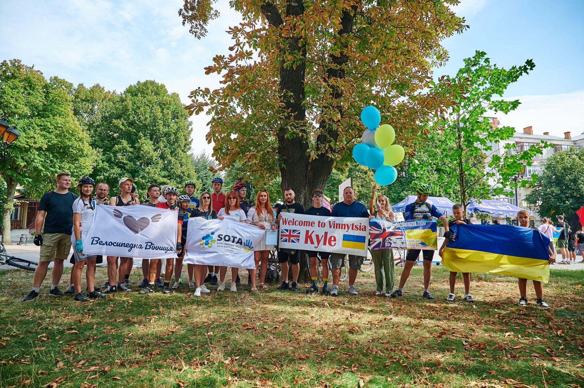 Новини Вінниці - фото з Вразили Південний Буг та церкви: 17-річний мандрівник з Великої Британії зустрівся з вінничанами