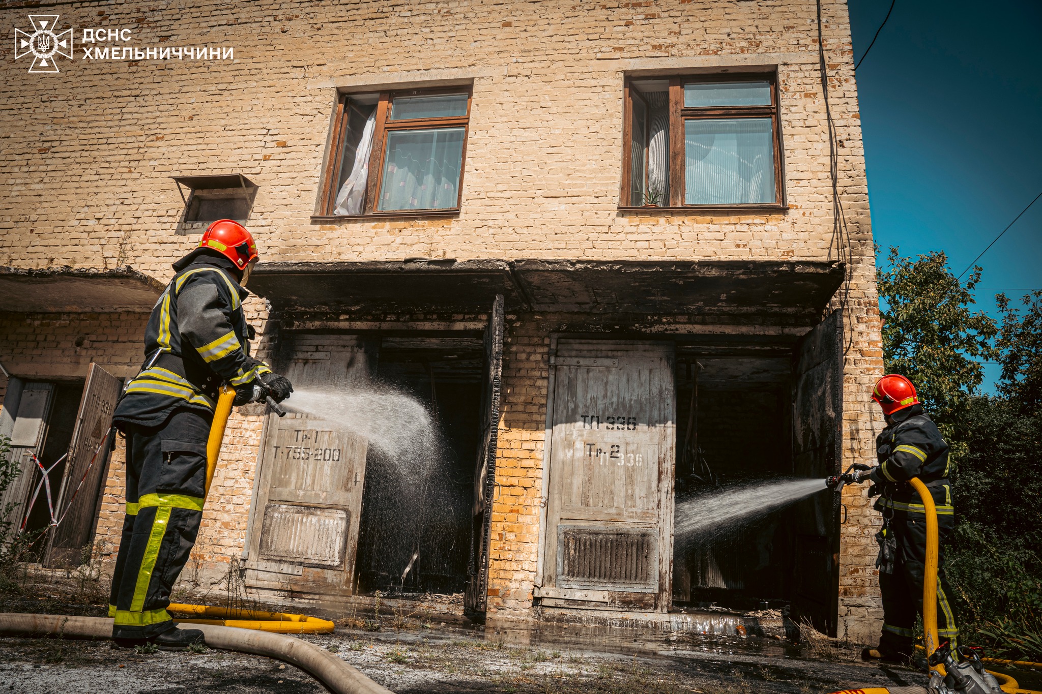 Новини Хмельницького - фото з У Хмельницькому загорівся трансформатор (ФОТО) На зображенні може бути: 2 людини, вогонь та текст