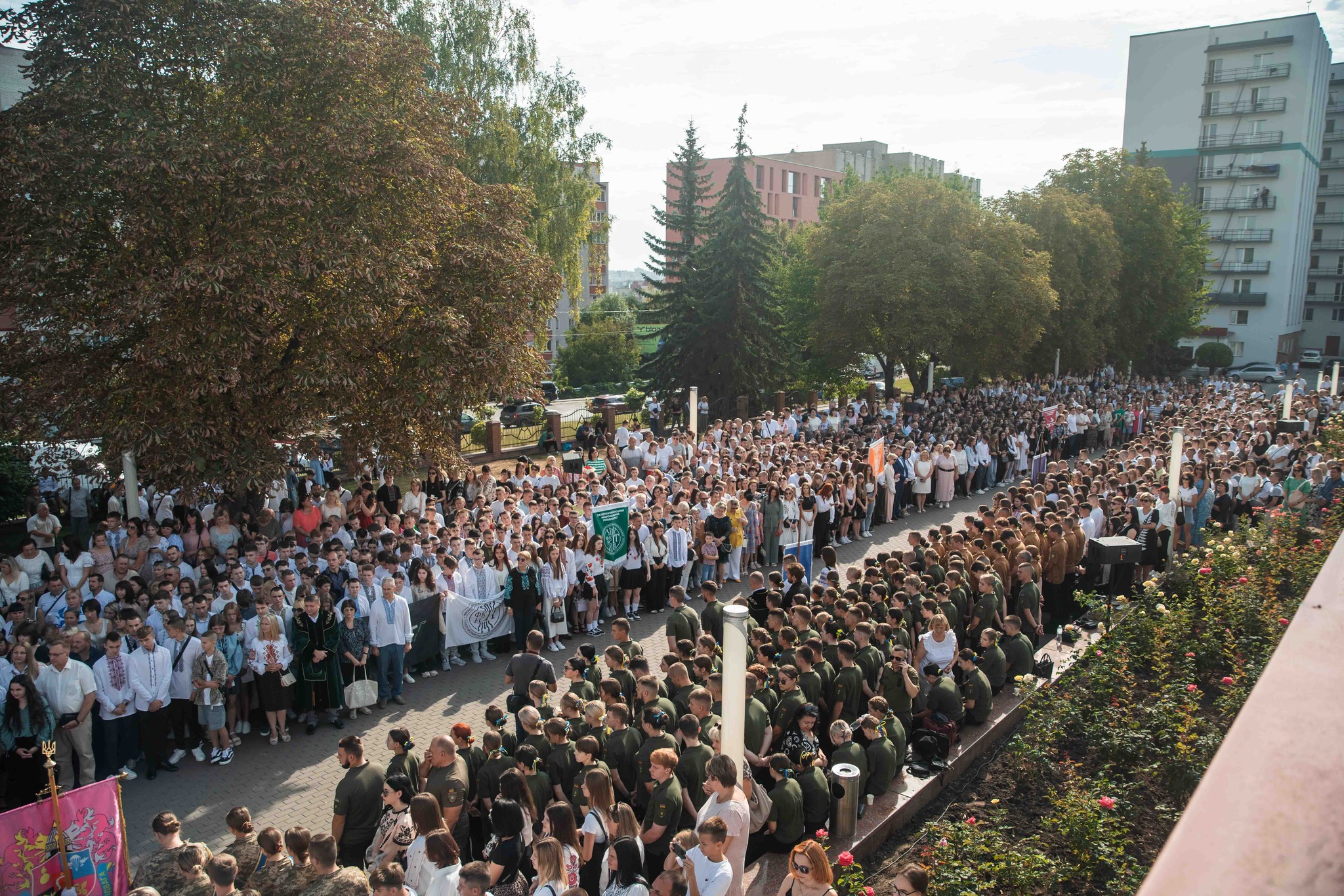 На зображенні може бути: одна або кілька осіб та натовп
