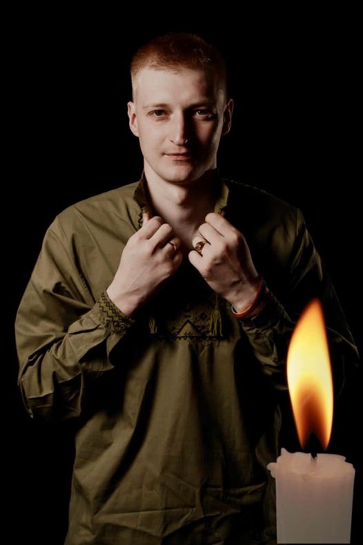 Новини Тернополя - фото з В аварії загинув 32-річний захисник з Шумщини Андрій Максимчук На зображенні може бути: 1 особа, вогонь та запальничка