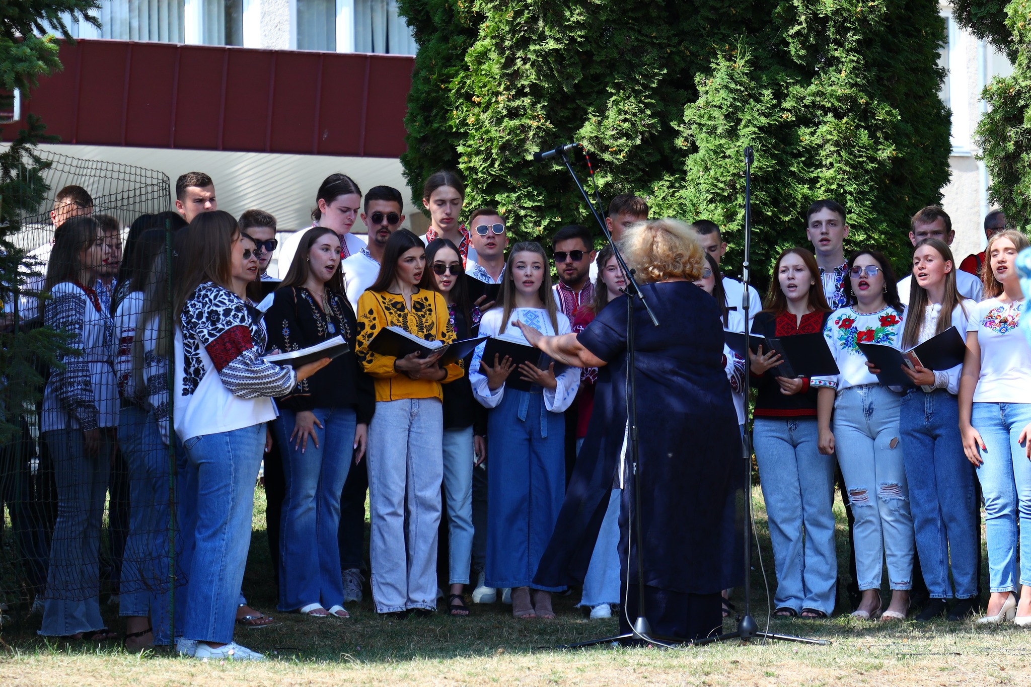 На зображенні може бути: 13 людей та флейта