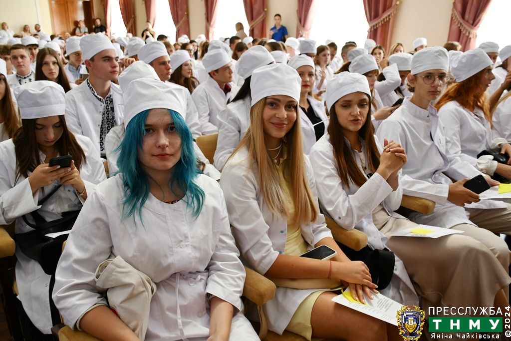 На зображенні може бути: 2 людини та текст