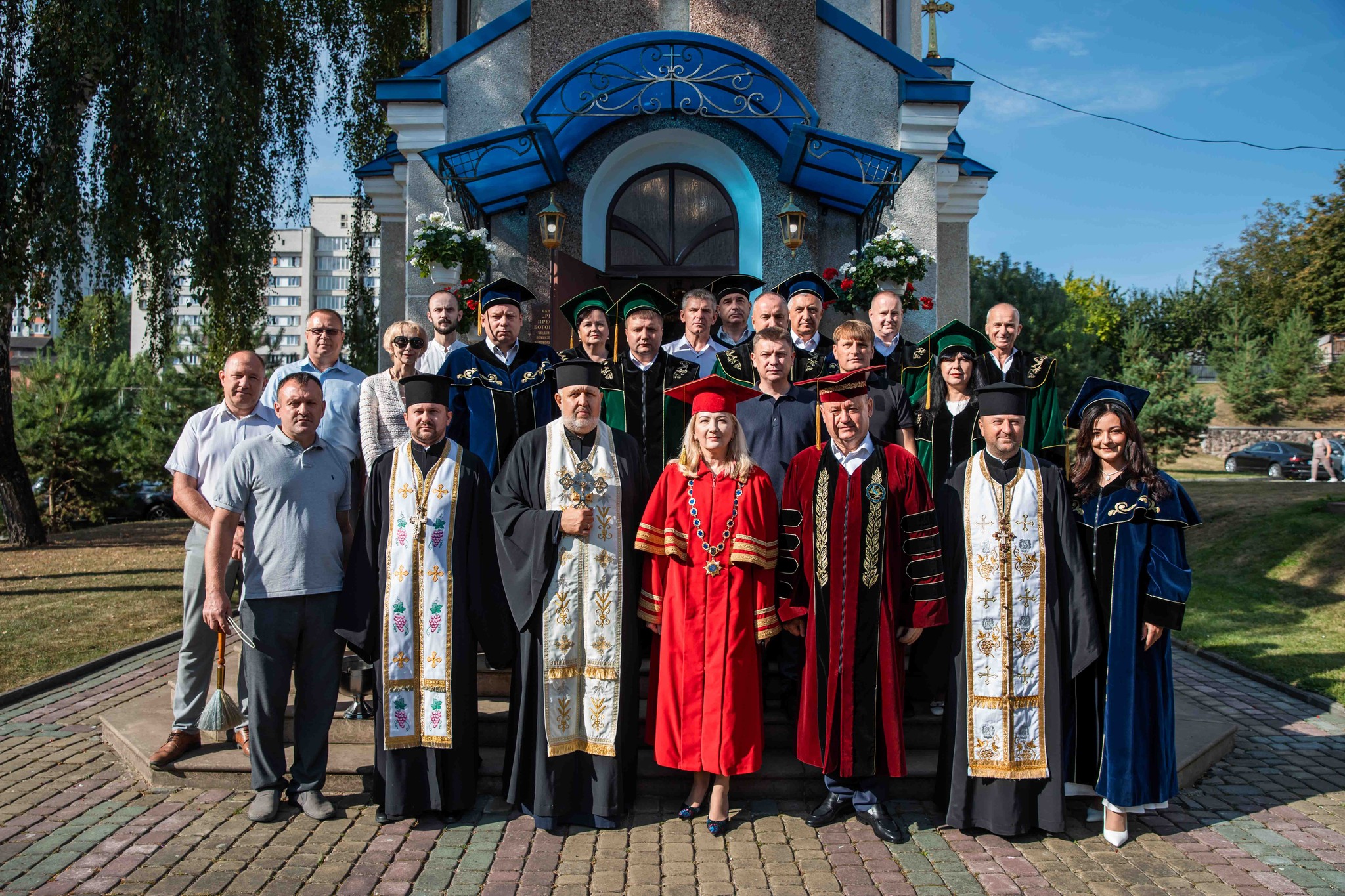 На зображенні може бути: 8 людей, базиліка Національного храму Непорочного Зачаття та текст