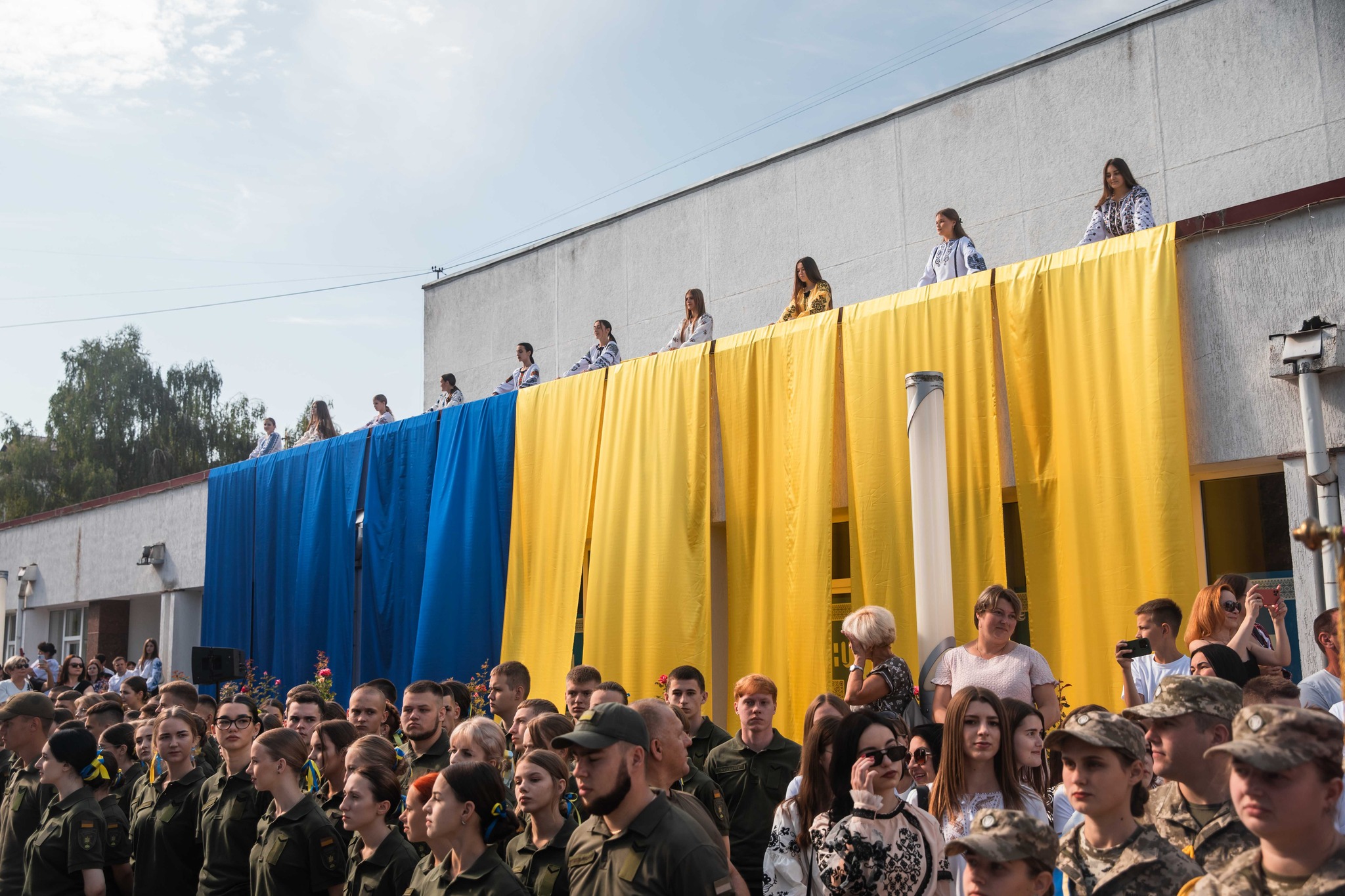 На зображенні може бути: 11 людей та натовп