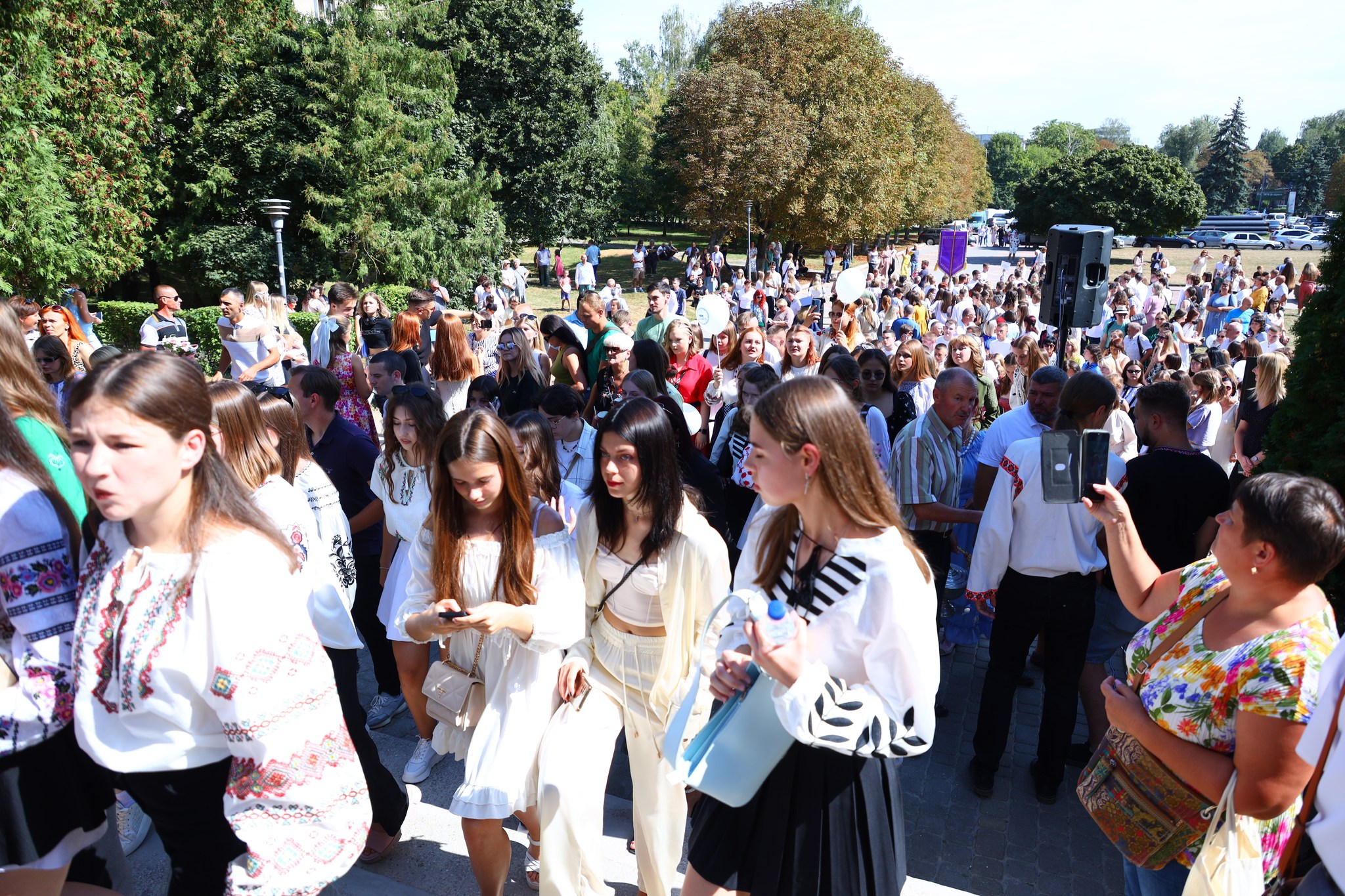 На зображенні може бути: 1 особа, натовп та текст