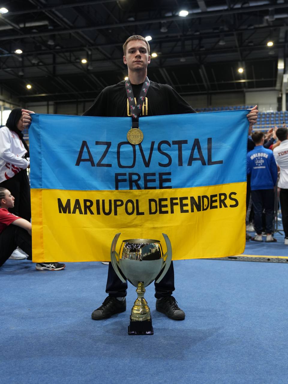 На зображенні може бути: 4 людини та текст