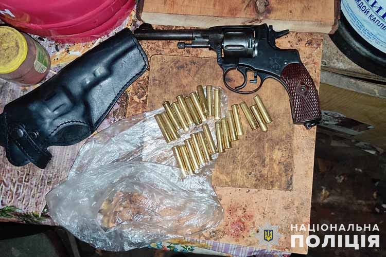 Новини Тернополя - фото з Продавав зброю: на Кременеччині в чоловіка з Дніпропетровщини виявили кулмет та тисячу патронів Кременецькі оперативники затримали жителя Дніпропетровщини за незаконне зберігання зброї та боєприпасів