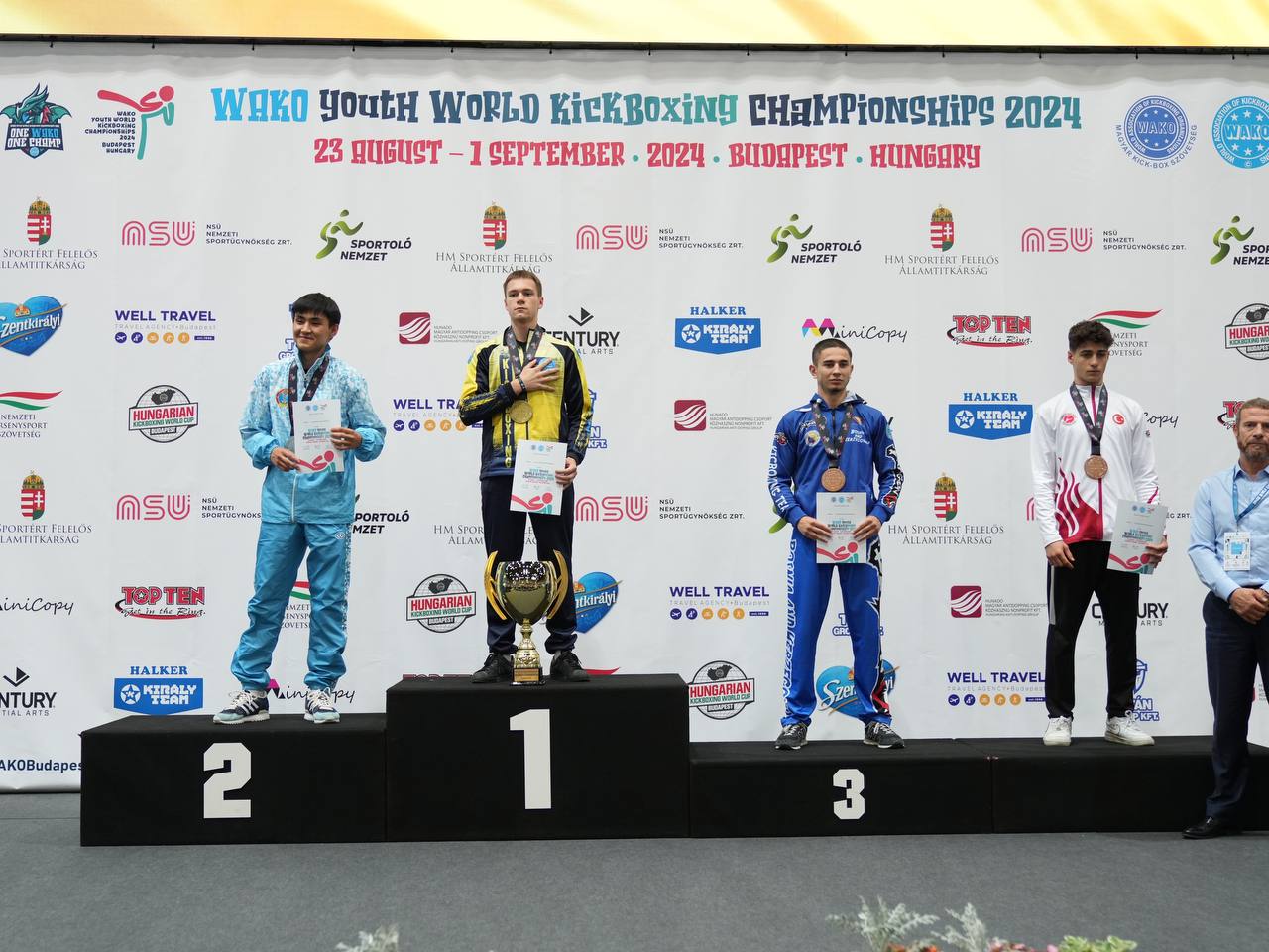 На зображенні може бути: 5 людей та текст