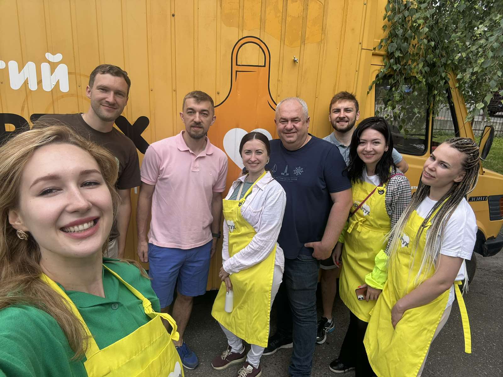 На зображенні може бути: 6 людей та текст «ий H»