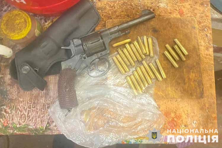 Новини Тернополя - фото з Продавав зброю: на Кременеччині в чоловіка з Дніпропетровщини виявили кулмет та тисячу патронів Кременецькі оперативники затримали жителя Дніпропетровщини за незаконне зберігання зброї та боєприпасів