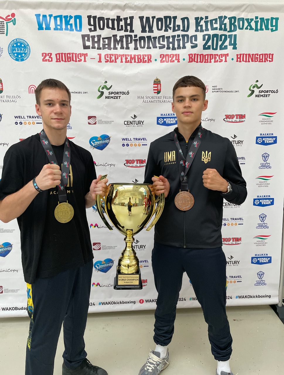 На зображенні може бути: 2 людини та текст