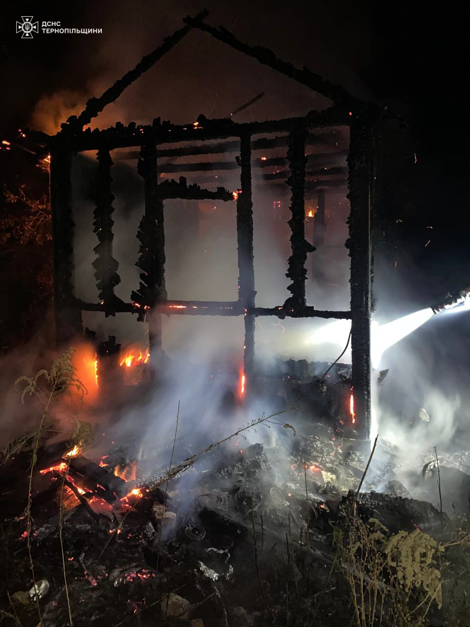 Новини Тернополя - фото з Вночі в Тернополі знову горів дачний будинок. Цього разу на Овочевій На зображенні може бути: вогонь, освітлення та текст