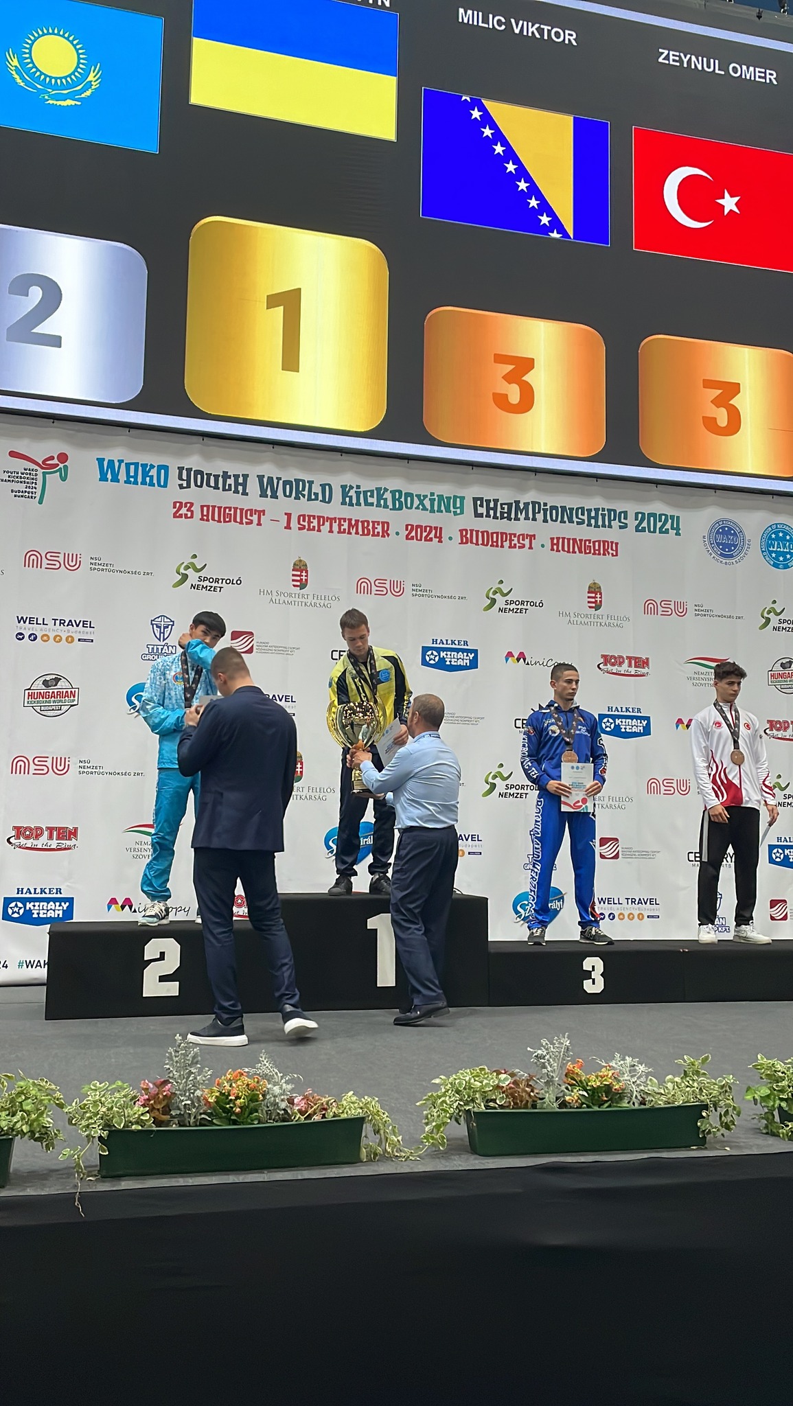 На зображенні може бути: 6 людей та текст