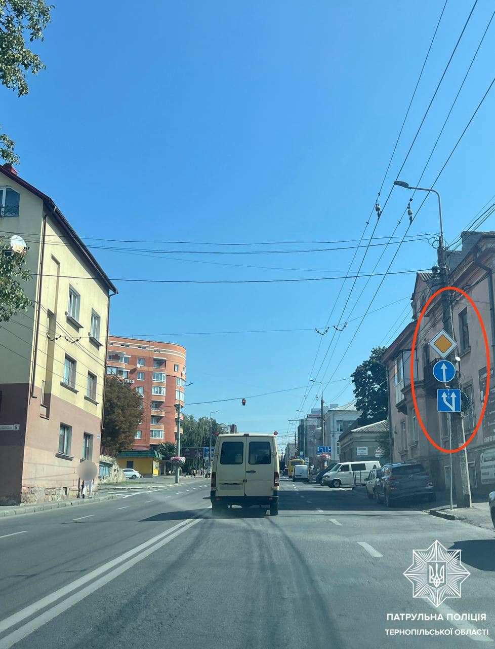 На зображенні може бути: 1 особа, канатна дорога, трамвай, вулиця та текст