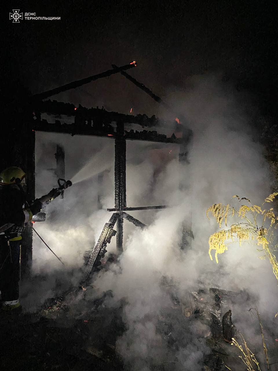Новини Тернополя - фото з Вночі в Тернополі знову горів дачний будинок. Цього разу на Овочевій На зображенні може бути: 1 особа та вогонь