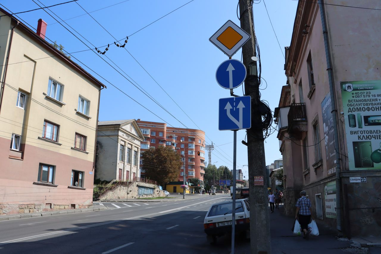 Новини Тернополя - фото з На аварійному перехресті на Бандери водії продовжують їздити за звичкою, а не за новими правилами