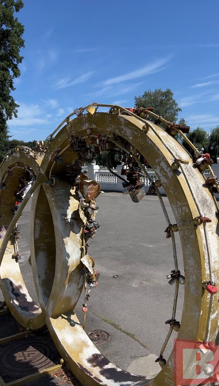 Новини Хмельницького - фото з Замки кохання у парку Чекмана: звідки пішла традиція і чому хмельничани досі їх чіпляють