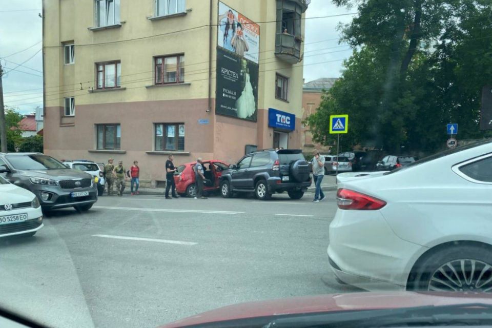 Новини Тернополя - фото з На аварійному перехресті на Бандери водії продовжують їздити за звичкою, а не за новими правилами На проспекті Бандери аварія: машину притиснуло до стіни - 20 хвилин Тернопіль