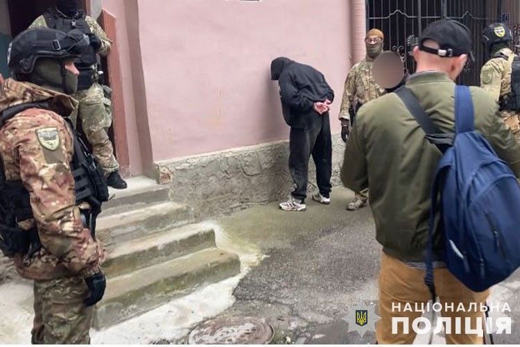 Новини Тернополя - фото з Кримінальному авторитету та двом його спільникам повідомили про підозру у вимаганні в складі групи