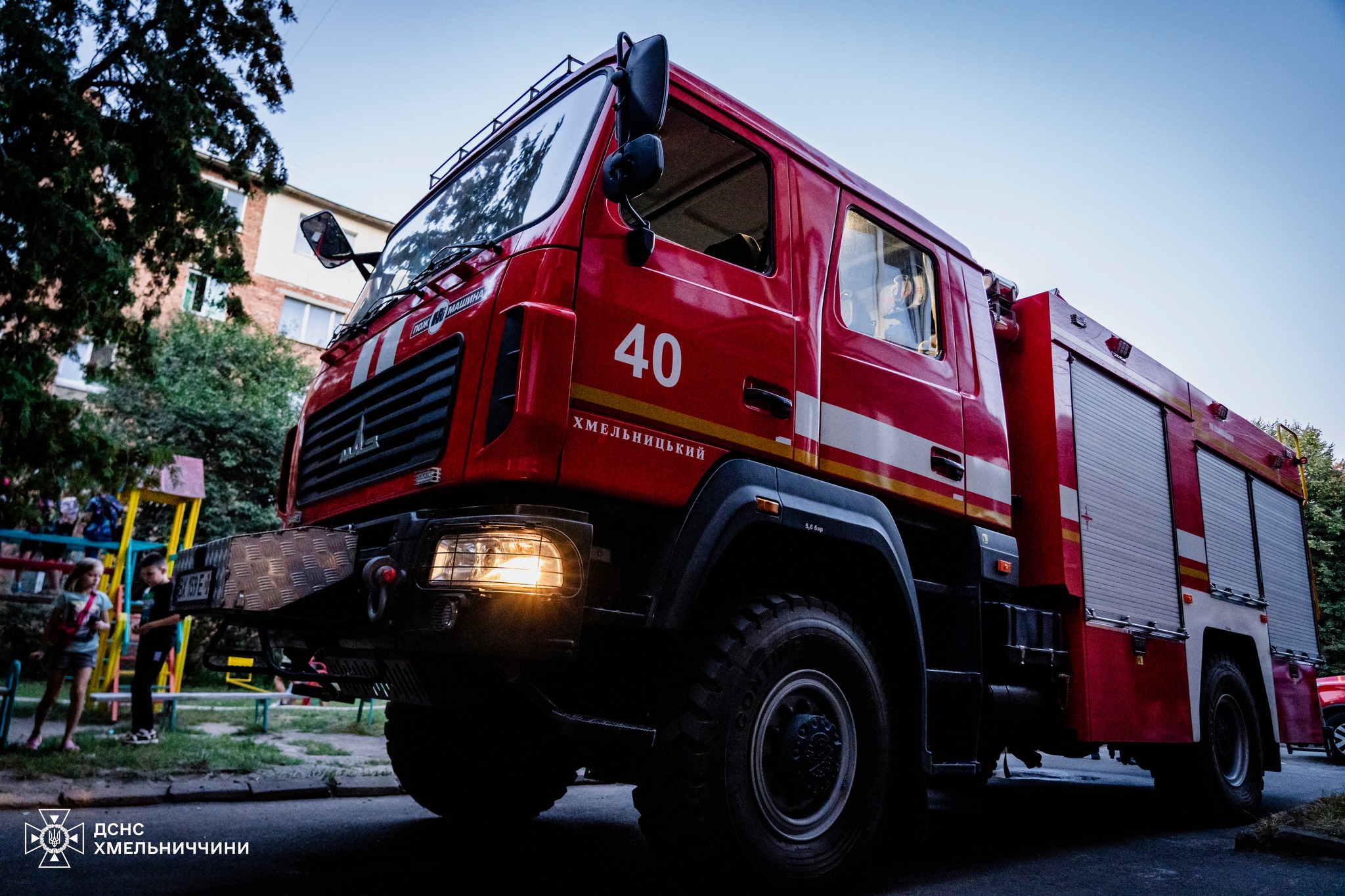 Новини Хмельницького - фото з У п’ятиповерхівці в Дубовому сталася пожежа на балконі Возможно, это изображение 2 человека, скорая помощь и текст