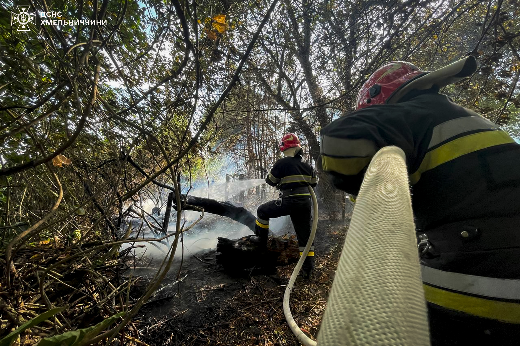 Новини Хмельницького - фото з На Хмельниччині за добу сталося 25 пожеж На зображенні може бути: 2 людини та текст