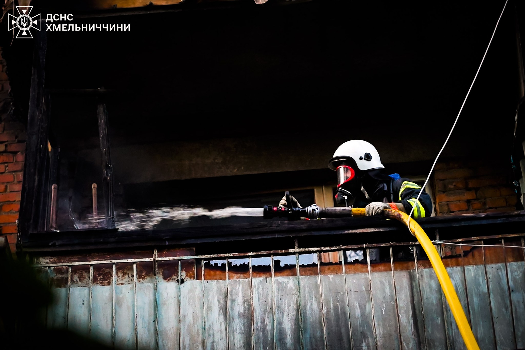 Новини Хмельницького - фото з У п’ятиповерхівці в Дубовому сталася пожежа на балконі Возможно, это изображение 1 человек и текст