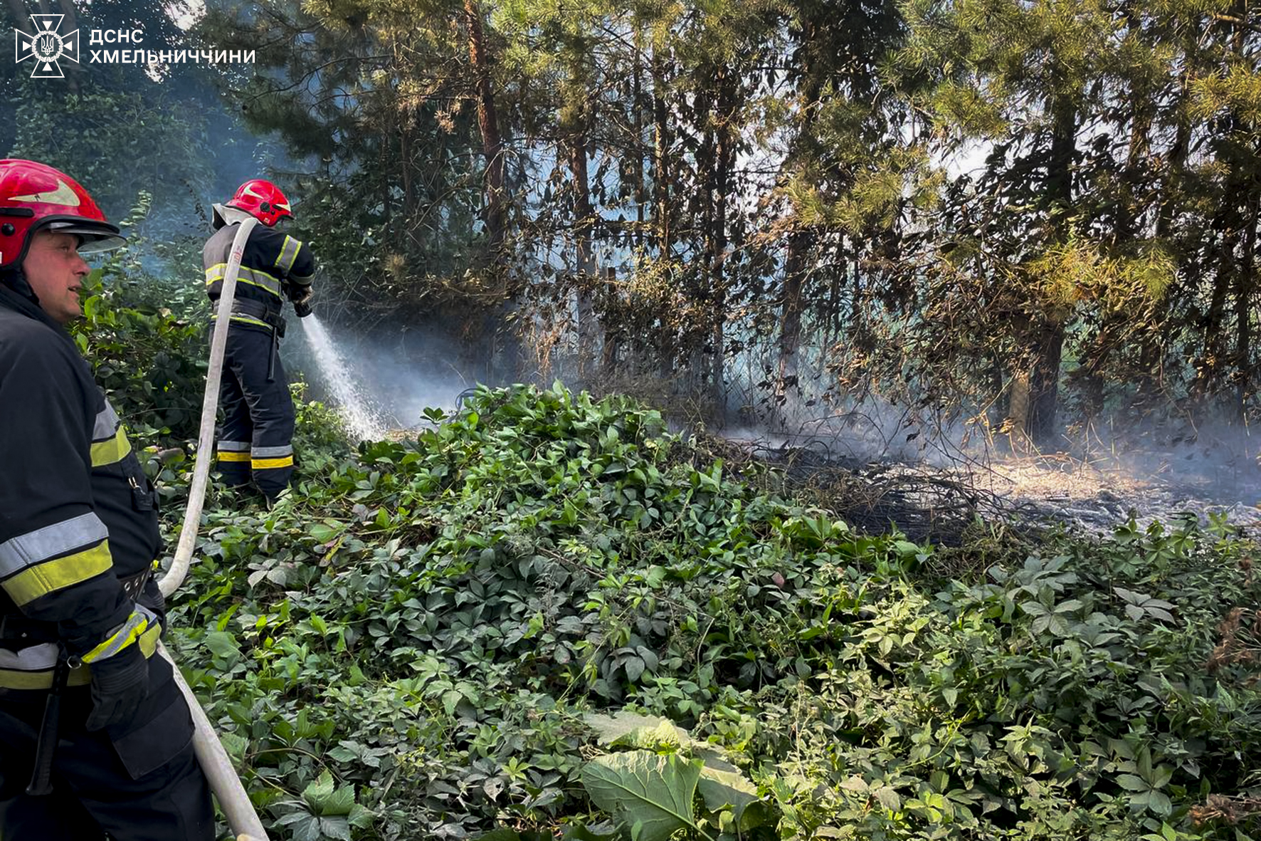 Новини Хмельницького - фото з На Хмельниччині за добу сталося 25 пожеж На зображенні може бути: 2 людини та текст