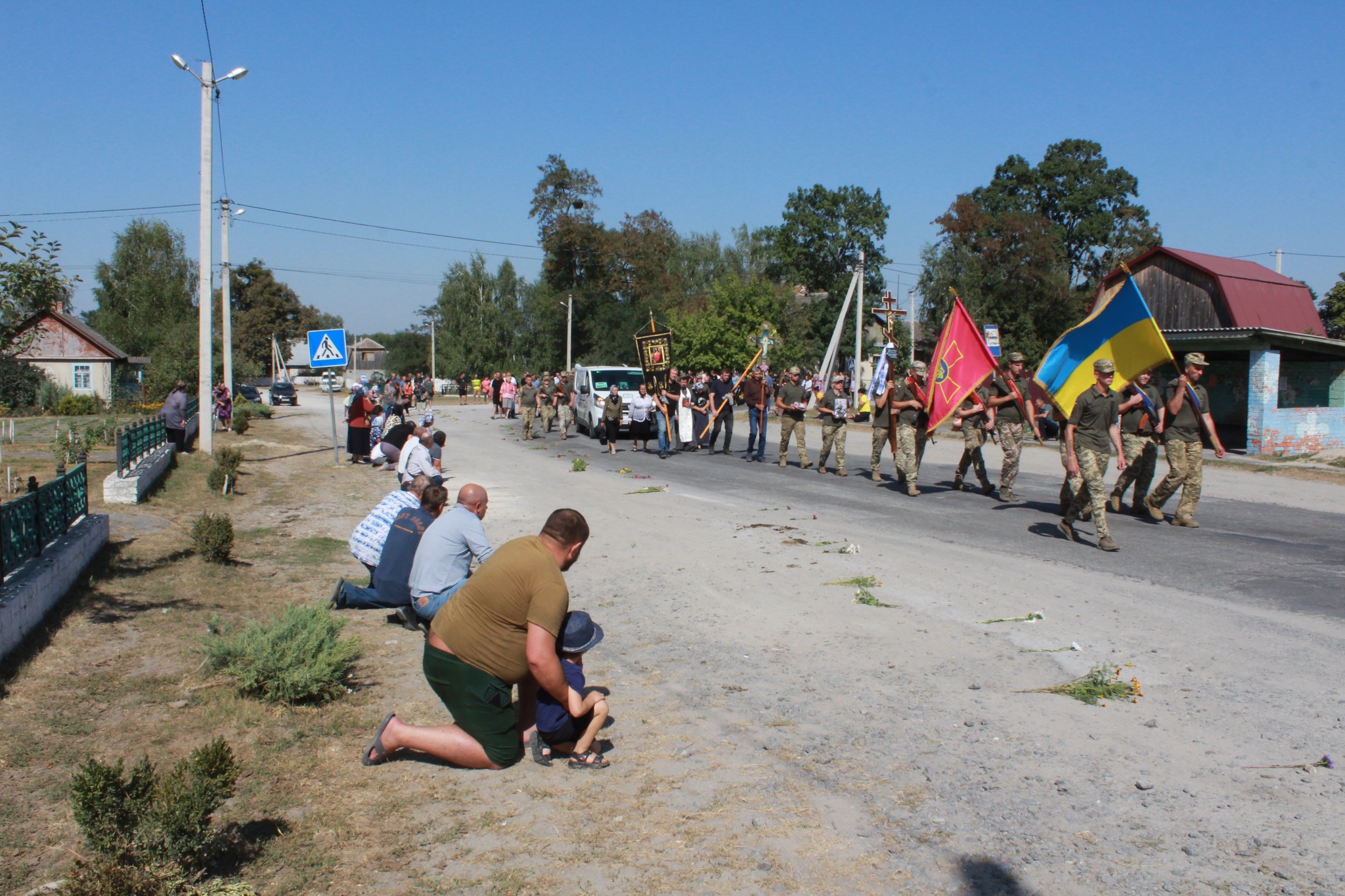 На зображенні може бути: 10 людей, вулиця та текст