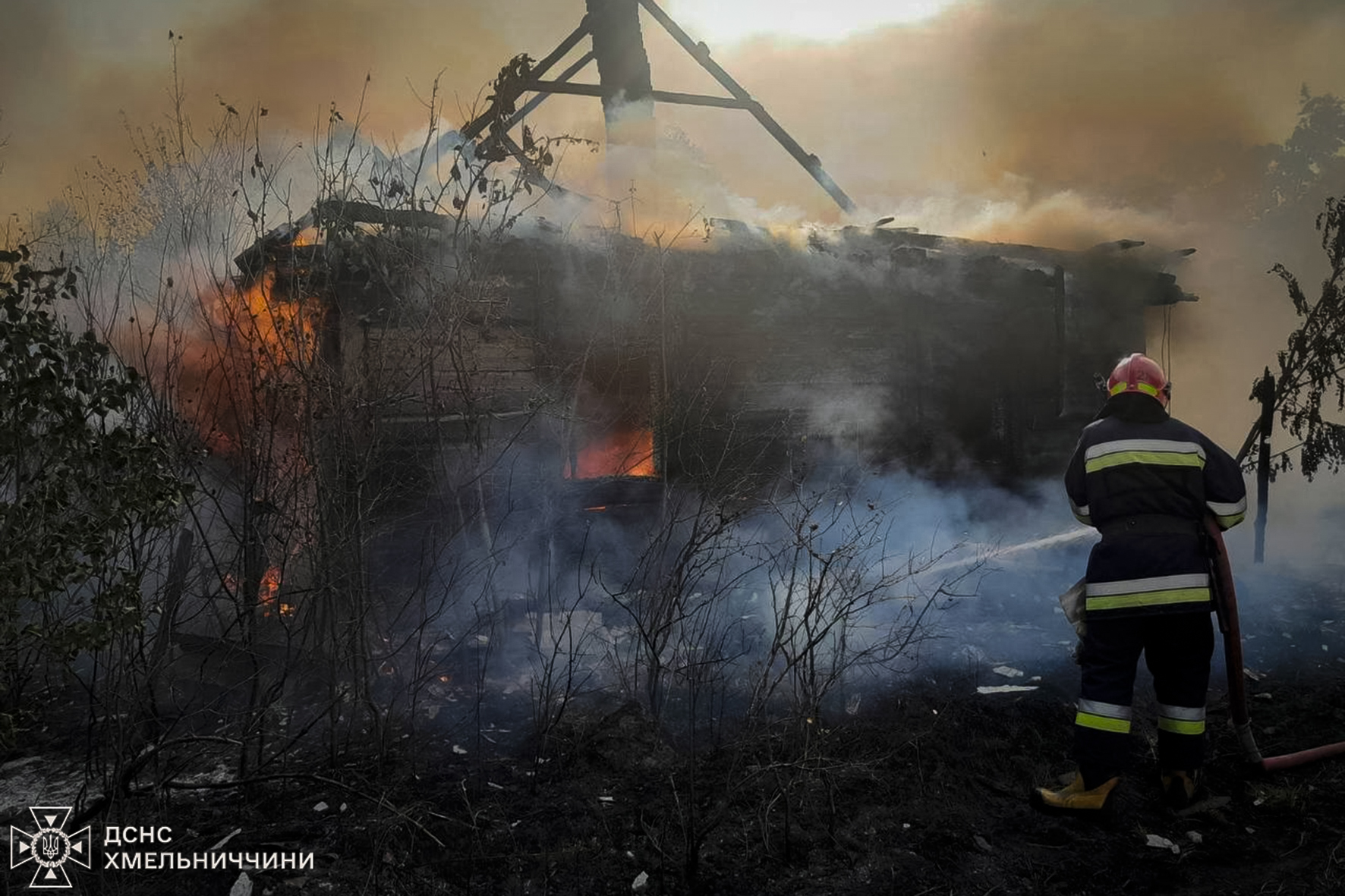 Новини Хмельницького - фото з На Хмельниччині за добу сталося 25 пожеж На зображенні може бути: 1 особа, вогонь та текст