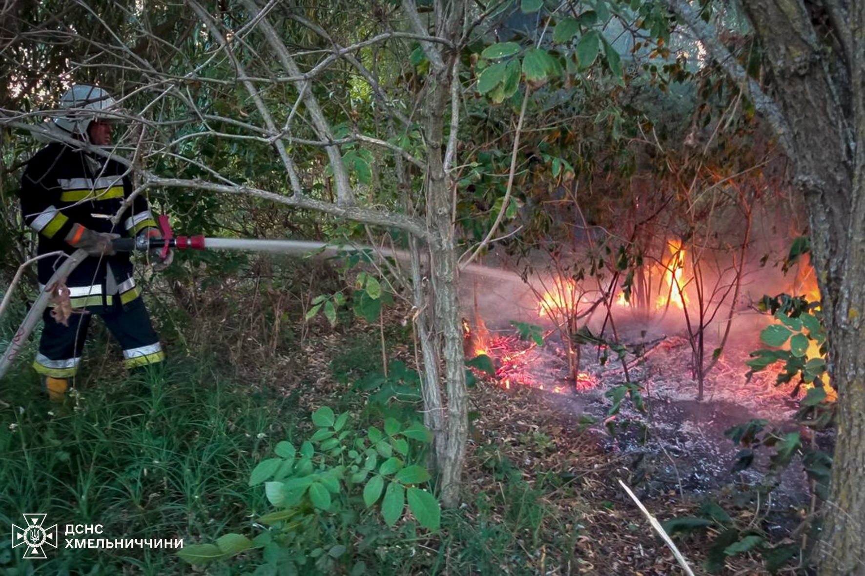 Новини Хмельницького - фото з На Хмельниччині за добу сталося 25 пожеж На зображенні може бути: 1 особа, вогонь та текст