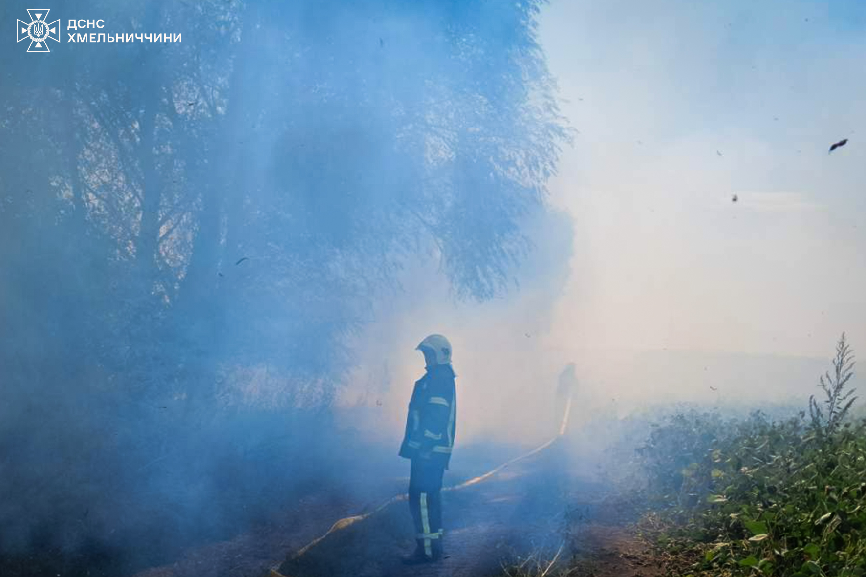 Новини Хмельницького - фото з На Хмельниччині за добу сталося 25 пожеж На зображенні може бути: 1 особа, вогонь, туман та текст
