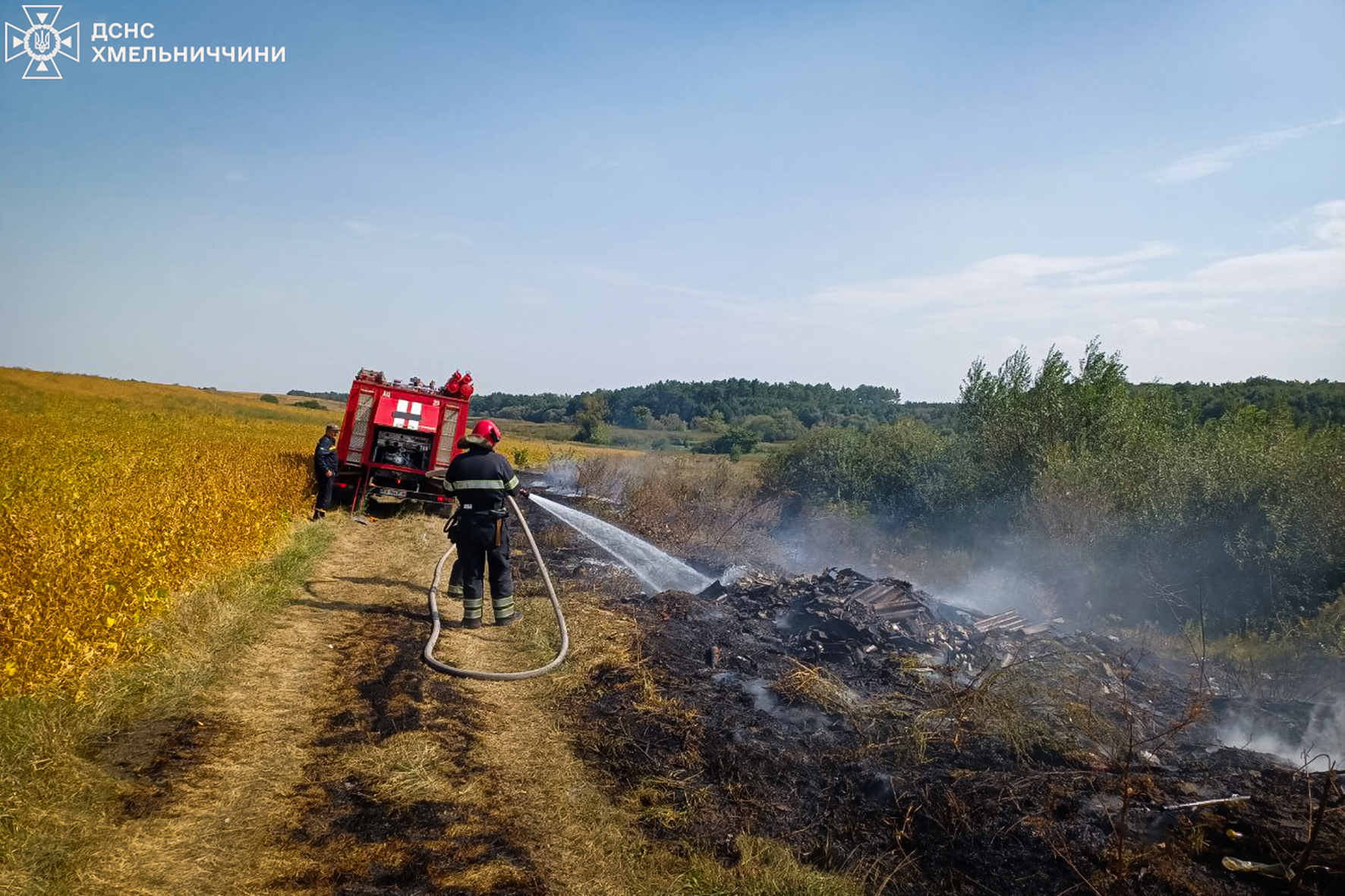 Новини Хмельницького - фото з На Хмельниччині за добу сталося 25 пожеж На зображенні може бути: 2 людини, комбайн та текст