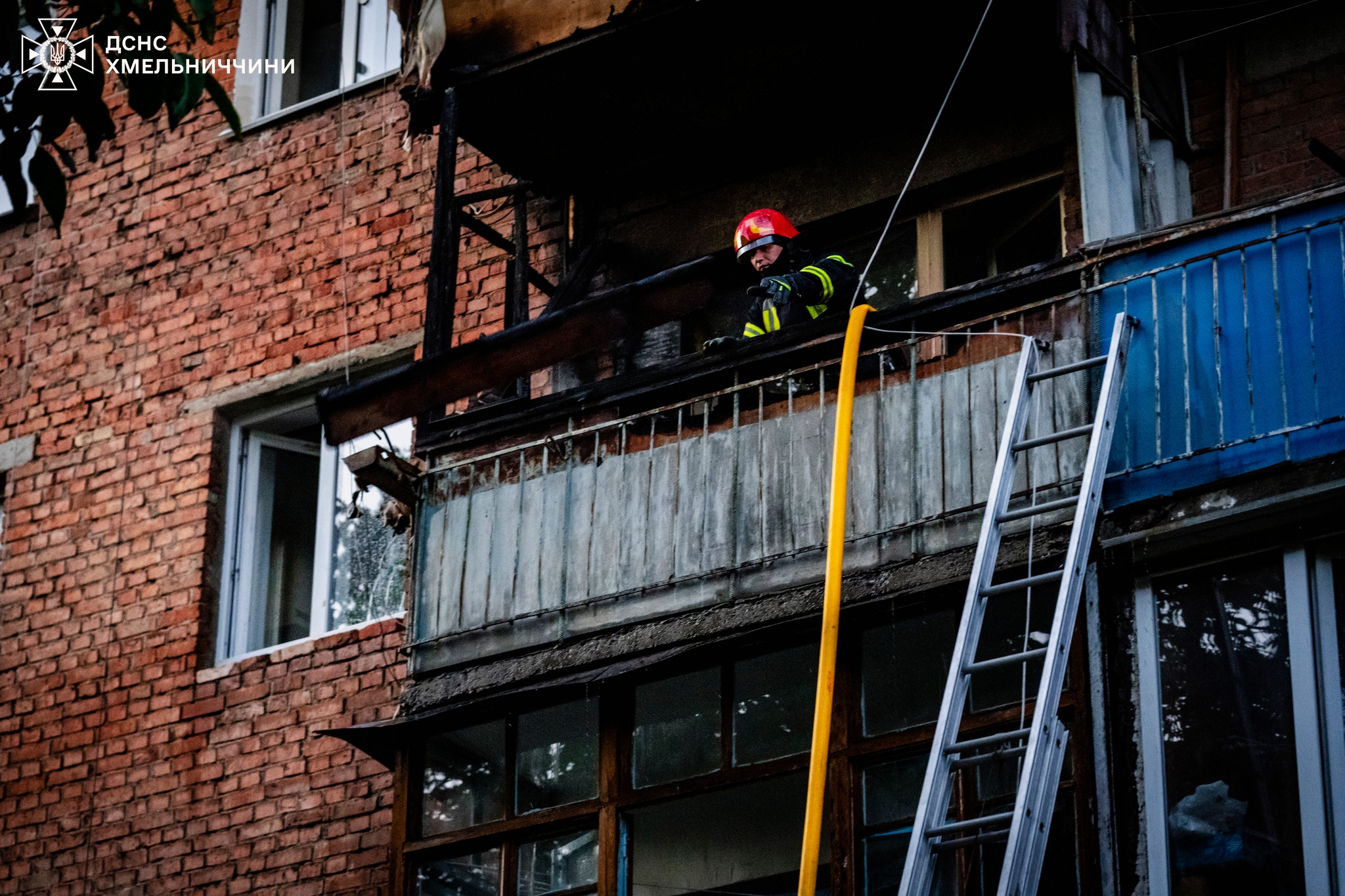 Новини Хмельницького - фото з У п’ятиповерхівці в Дубовому сталася пожежа на балконі Возможно, это изображение 1 человек и пожарная лестница